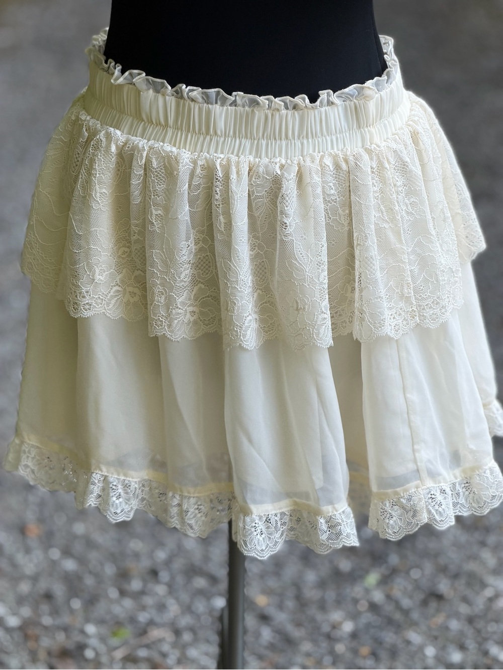 Francesca's Collections Cream Lace Tiered Mini Skirt